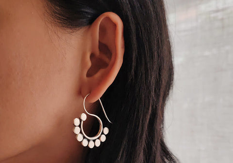 S drop earrings with flat circles