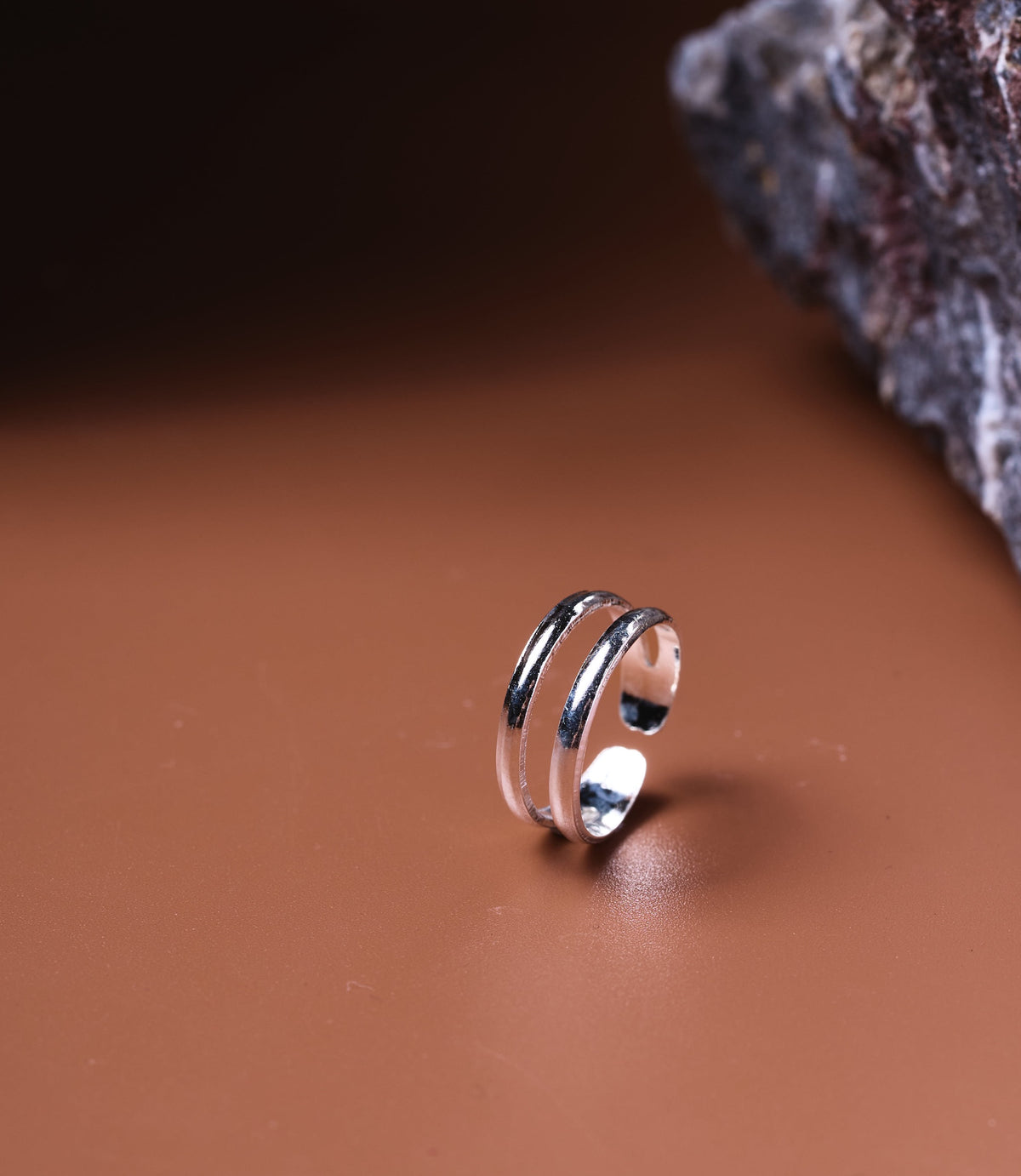 Calla Toe Ring in sterling silver 925, double-band open adjustable design with polished finish