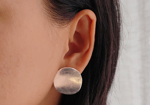 Wavy circle stud earrings