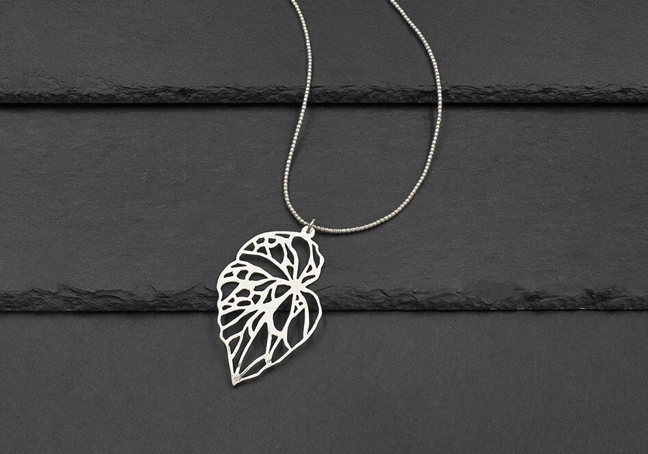 Cut-out leaf pendant beaded necklace set