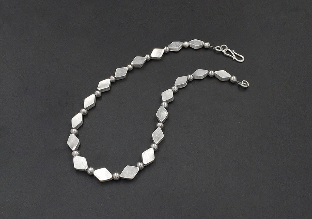 Diamond-shaped beads silver necklace