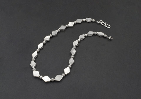Diamond-shaped beads silver necklace