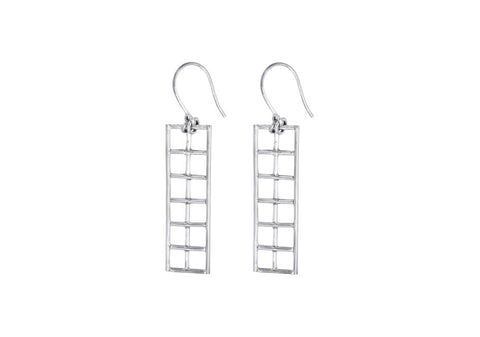 Close-up of the polished 925 sterling silver wire earrings showcasing the subtle twisted detailing.