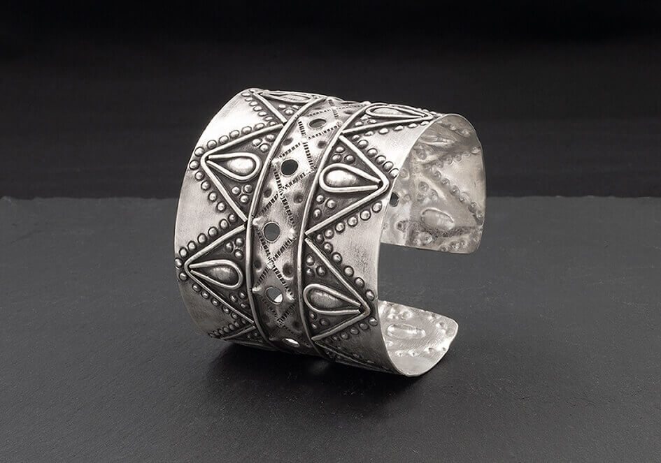 Hilltribe motif silver cuff bangle